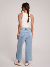 Load image into Gallery viewer, Lily Wide Jeans Cropped
