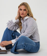 Load image into Gallery viewer, Blouse Pin Striped
