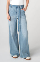 Load image into Gallery viewer, High Rise Super Stride Jeans
